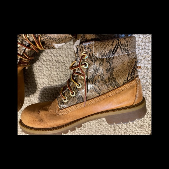 Timberland suede snakeskin boots size 6 boy’s, 8 woman’s - Picture 2 of 11